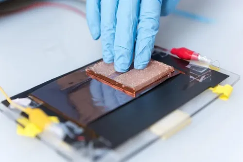 وقتی نور و فشار همزمان برق تولید می کنند