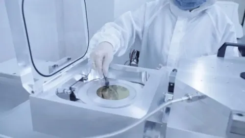 مرد چینی فلج با تراشه مغزی به ربات ها فرمان داد